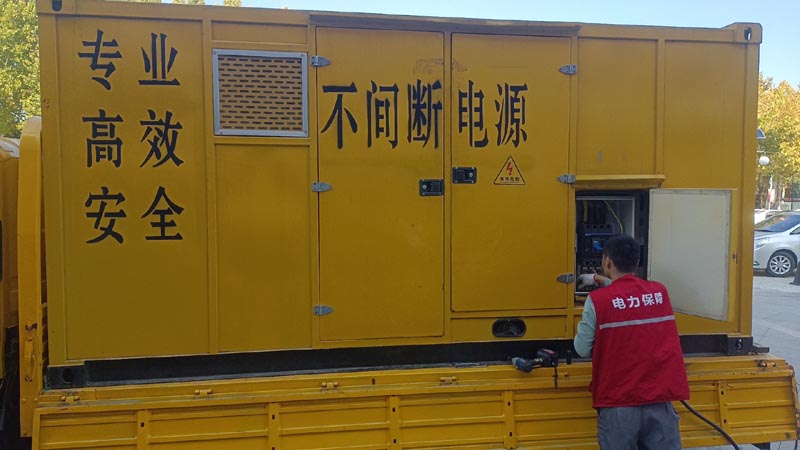 五原柴油发电机组和UPS电源配合使用时，如何避免切换过程中的电力中断？